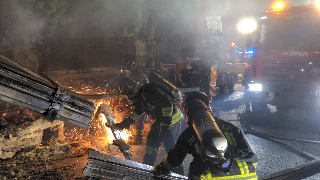 Autoarticolato in fiamme sull’A14 nella notte: traffico bloccato tra Val Vibrata e Giulianova e lunghe operazioni di soccorso